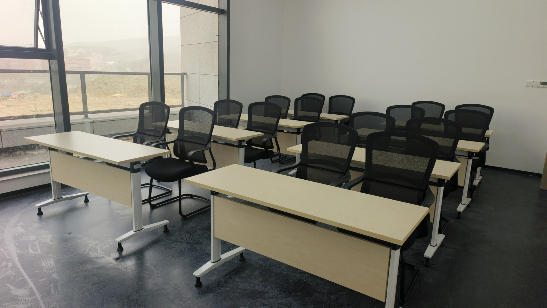 
                                    大連英歌石科學(xué)城培訓(xùn)室